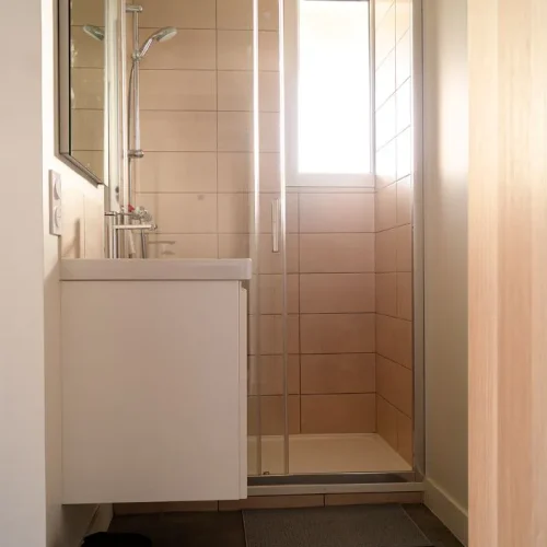 Photo d'une salle de douche individuelle d'un appartement en colocation de la résidence étudiante Cosy à Lisieux